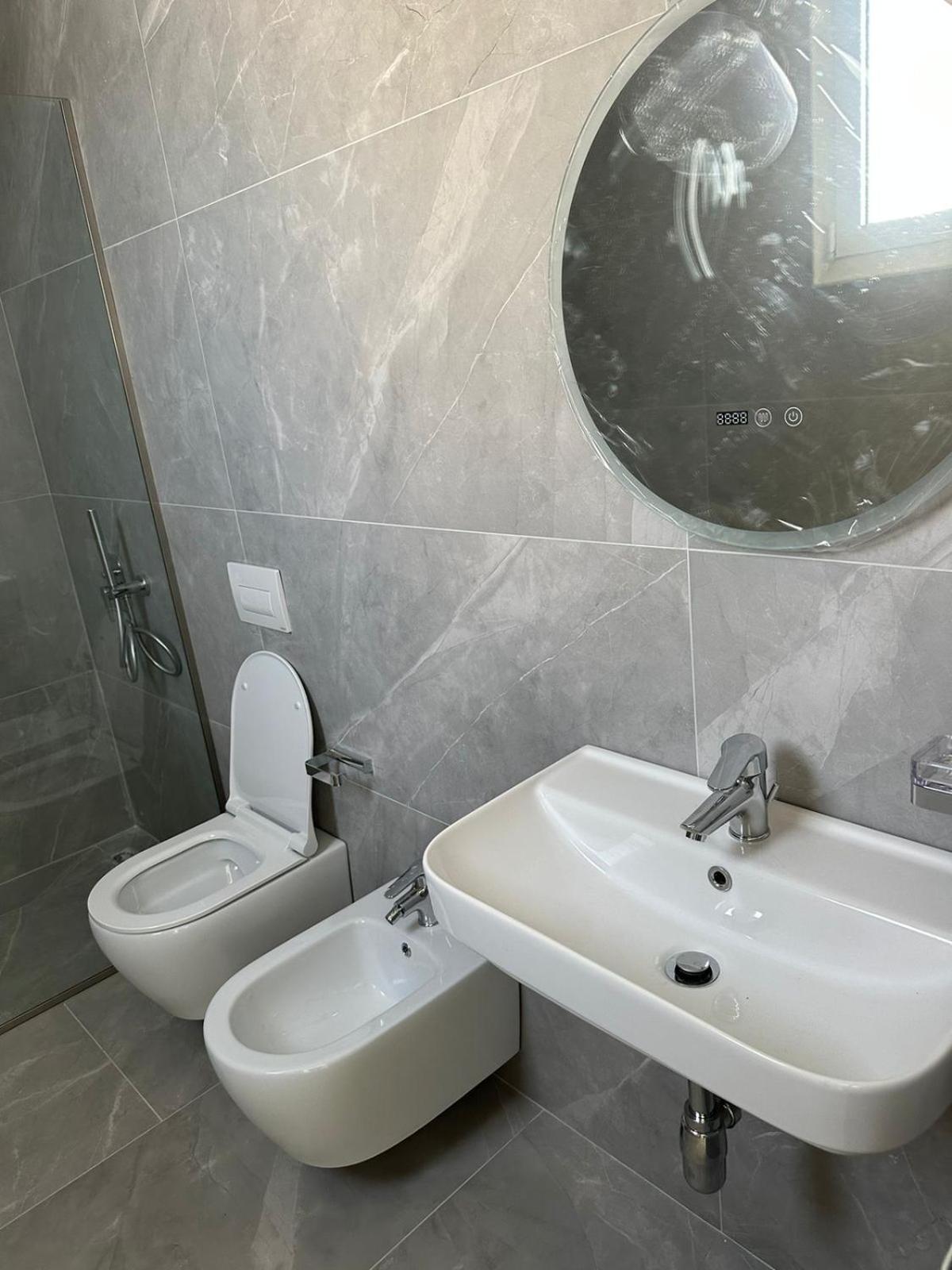 Laid Hotel Vlorë Екстериор снимка