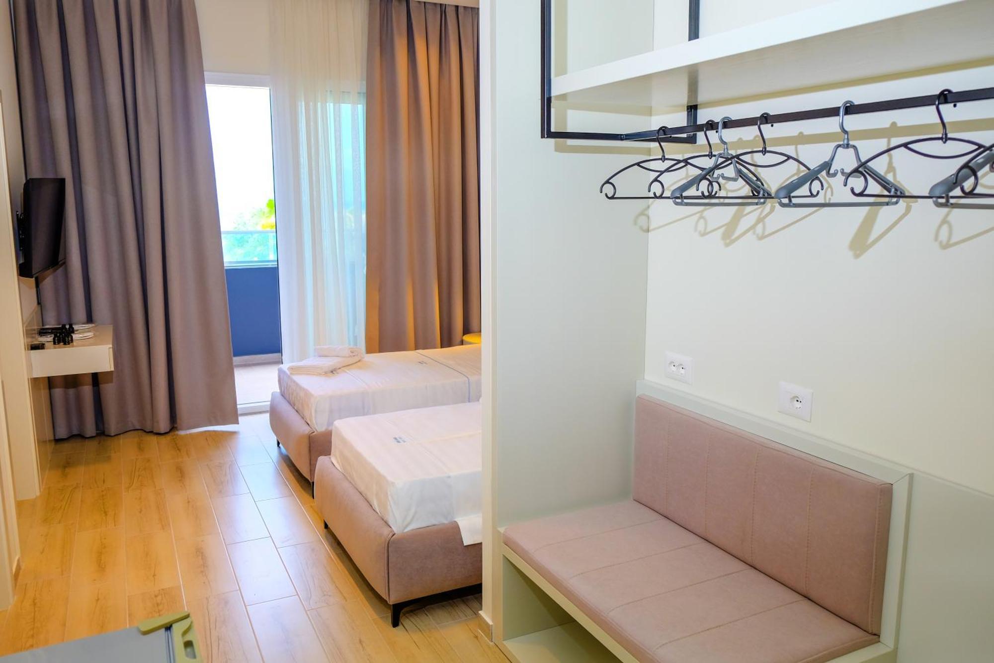 Laid Hotel Vlorë Екстериор снимка